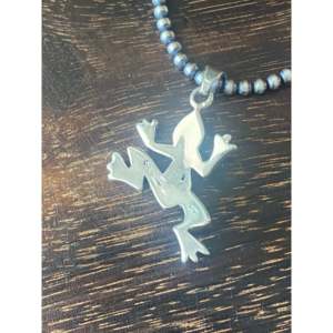 Pendentif grenouille Julius Burbank multi-pierres et argent sterling serti clos, plaqué or rose et rhodium, motif moderne - Product Image 5