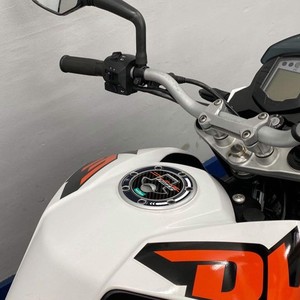 Adesivo Protettivo 3D per Tappo Serbatoio Compatibile con KTM 125 Duke 2013-2016, Decalcomania Logo Moto, Elegante Decorazione con Logo - Product Image 1