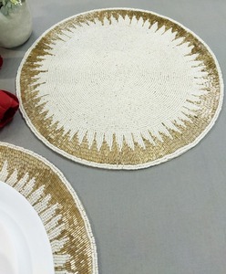 แผ่นรองจานลูกปัดสีขาวทรงกลม แผ่นรองจานสำหรับโต๊ะอาหาร ดีไซน์ลูกปัด 3 มิติ แผ่นรองจานสีขาวทรงกลม - Product Image 4