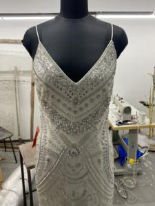 ชุดเดรสยาวทรงเอ คอวี ปักมือประดับลูกปัด ปักเลื่อม ผ้าสีงาช้าง ไม่มีแขน มีบราในตัว - Product Image 4