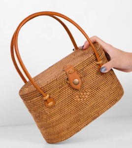 Sac en rotin Cylin avec poignée en cuir - Sac de plage de Bali - Sac en paille pour femmes - Sac fourre-tout en rotin tissé à la main - Sac à main bohème d'été - Product Image 2