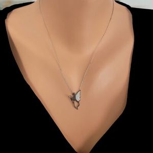 Collier en argent sterling Modèle 925 Flying Angel avec pierres noires et blanches pour les occasions de cadeaux - Product Image 1