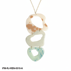 Collar con Colgante de Resina Abstracta Moderna, Diseño Orgánico de Tres Niveles con Recortes en Tonos Tierra sobre Cadena Dorada, Regalo para Ella - Product Image 2