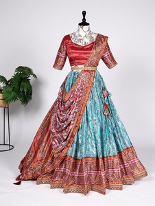 Une belle formation de Chinon Lehenga imprimé avec un travail de broderie pour vous faire sentir absolument divin lors d'un événement culturel. - Product Image 2