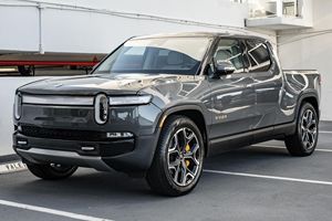 Rivian R1T Adventure Edition 2023, Quad-Motor AWD, Batterie de grande capacité, El Cap Granite - Product Image 2