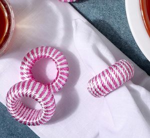 Rond de serviette élégant en plastique rayonne pour les occasions spéciales-Améliorez votre décor de table à manger pour les mariages, les vacances de Noël - Product Image 5