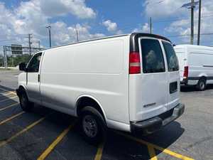 Furgoneta de Carga Express Blanca Usada 2020 2500 RWD con Neumáticos R16, Interior Claro, Asientos de Tela, Sistema de Navegación, Arranque Remoto y Trasera Abierta - Product Image 2