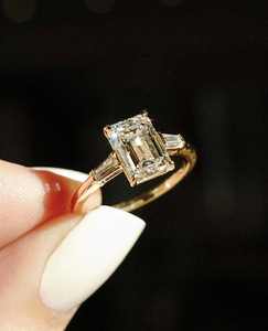 Anillos de compromiso de boda certificados IGI cultivados en laboratorio Baguette cónico lateral de corte esmeralda único para mujer con piedra de diamante - Product Image 1