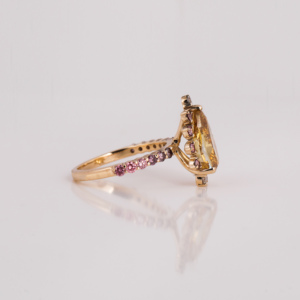 Elegante anillo de compromiso clásico para mujer chapado en oro de 14 quilates creado en laboratorio Diamante de corte de pera amarillo pavé ajuste IGI diamante rosa - Product Image 6