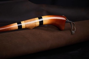 Elevador de Zapatos de Madera de Diseño de Lujo con Superficie Pulida Brillante para un Soporte Suave de los Zapatos y su Uso Diario - Product Image 6