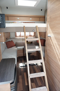 Mini-caravane noire en forme de larme avec salle de bain et cuisine pour le camping et les voyages, disponible à la vente - Product Image 6