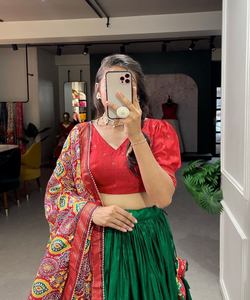 Lehenga Choli de seda Banarasi de moda, una expresión real de moda y tradición, perfecta para novias que se atreven a ser diferentes. - Product Image 2