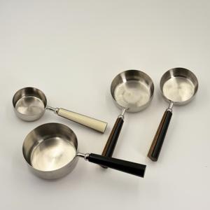 Tazas y Cucharas Medidoras de Resina y Madera de Alta Calidad, Tazas Medidoras de Acero Inoxidable con Acabado Espejo para Bar y Uso Doméstico - Product Image 4