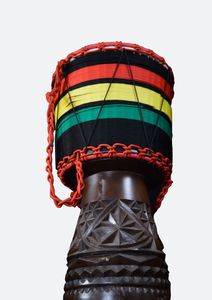 กลอง Djembe แกะสลักด้วยมือพรีเมี่ยมแบบแอฟริกันพร้อมไม้มะฮอกกานีน้ำมันธรรมชาติ/ขี้ผึ้งทรีทเมนต์ขนาด9นิ้วสีผิวแพะสีหัว - Product Image 4