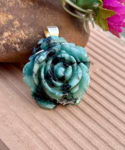 Piedra preciosa Esmeralda natural Diseño de Rosa Colgante de Plata de Ley 925 Diseño único Colgante de flor Esmeralda Joyería - Product Image 4