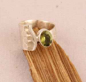 Bague péridot en argent sterling 925 massif fabriquée à la main finition martelée bande de créateur unique cadeau idéal pour les femmes - Product Image 6
