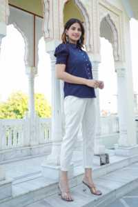 Elegante Camisa de Mezclilla Azul para Mujer con Mangas Abullonadas y Cuello de Camisa, Diseñada para un Uso Diario Cómodo y Casual en la Oficina o de Viaje - Product Image 4