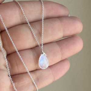 Collier pendentif goutte d'eau en pierre de lune arc-en-ciel lisse, chaîne d'été superposable en argent sterling 925, bijou pierre de naissance de juin, motif vague - Product Image 2