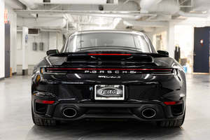 Encantador Porsche 911 Turbo S Coupé AWD Negro 2024 Usado con Rines de Aleación, Asientos de Cuero, Automático, R17, Paquete de Luces y Potencia Premium - Product Image 3