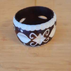 Brazalete Artesanal de Hueso Natural y Latón con Incrustaciones de Cuerno a Rayas Anchas, Brazalete de Diseño Bohemio Chic, Joyería Apilable - Product Image 4