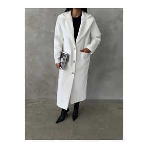 Abrigo Largo de Mujer con Plumas Estilo Tailandés y Tacón de Bota de Punta Fina - Product Image 6