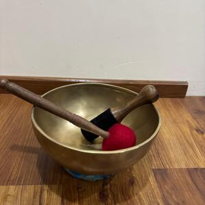 Bol chantant en métal bronze de style traditionnel fabriqué à la main inspiré de l'Himalaya pour la guérison des chakras et la thérapie par le son - Product Image 2