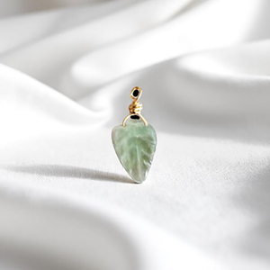 Feuille Sculpture Vert Fluorite Charme Pendentif À La Main Sculpture Pierre Précieuse Pendentif Bijoux Charme En Pierre Naturelle - Product Image 1