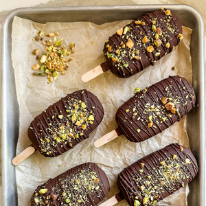 ภายในดูไบไอศกรีมช็อกโกแลตแท่งนมและครีมช๊อคโกแลตเคลือบด้วยช็อกโกแลตร้อน - Product Image 1