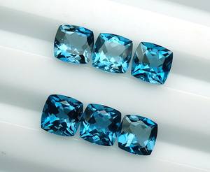 หินโทแพซสีฟ้าเข้มตัดเหลี่ยมเพชรพลอยขนาด6มม. ถึง10มม. รูปทรงเบาะอัญมณีบุษราคัมสีน้ำเงินเข้ม - Product Image 4