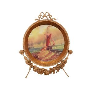 Plaque décorative en laiton antique avec oeuvre de voilier et cadre orné - Product Image 1