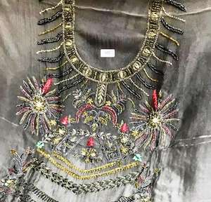 Trajes de fiesta de seda bordados a mano sin costuras de diseñador moderno para mujer estilo tradicional de moda india para fiestas - Product Image 2