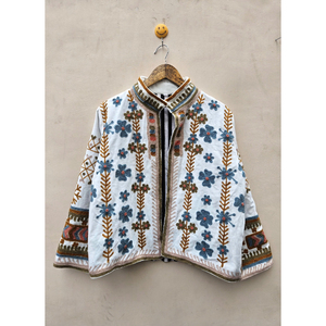 Chaqueta bordada de terciopelo hecha a mano India que se centra en la artesanía y el diseño floral único, chaqueta de invierno para mujer, terciopelo suave duradero - Product Image 1