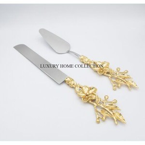 Couteau de serveur de gâteau en métal de style antique avec une finition luxueuse pour les services d'événement et de célébration haut de gamme - Product Image 2