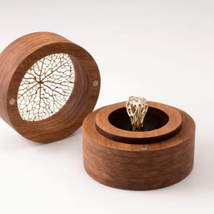 FRUTA HECHO A MANO NATURAL BODA CAJA DE ANILLO DE MADERA SÓLIDA Compromiso Nogal Madera Boda Pequeño Anillo único Titular Grabado - Product Image 1