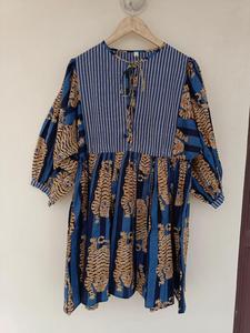 Vestido MIDI de silueta suelta de verano informal ecológico con estampado de tigre azul con cuello en V cintura natural y cierre de cuerda - Product Image 6