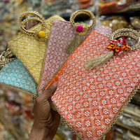 Sac à main imprimé Patola fait à la main indien pour femmes cadeau de retour de faveur de mariage avec sacs de pochette de travail brodés ethniques