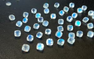 Cojín de piedra lunar arcoíris natural corte 7mm facetado-Good Blue Flashy buena calidad Piedra preciosa suelta - Product Image 6