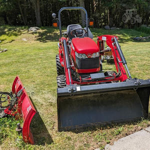 Tractor Agrícola Usado Massey Ferguson GC1715 2016 con Tracción en las 4 Ruedas y Bomba - Product Image 1