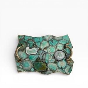 Plateau de service rectangulaire de luxe en agate foncée avec motif de cristal naturel poli et élégantes poignées en métal doré - Product Image 2