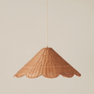 Abat-jour en rotin fait à la main, luminaire suspendu en osier, forme incurvée douce, éclairage naturel chaleureux, accent pour la décoration intérieure - Product Image 2