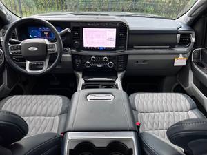 Ford F-450 Limited DRW 4x4 Crew Cab Super Duty 2024, transmission automatique, toit panoramique complet - Product Image 4