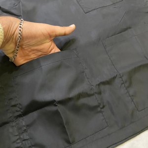 Gilet de barbier professionnel pour animaux de compagnie avec panneaux latéraux, poche avant en maille, couleur et taille personnalisables, matière polyester/nylon, facile à porter - Product Image 4