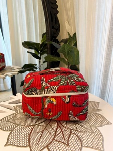 กระเป๋าเครื่องสำอางแบบวินเทจ ผ้าฝ้ายลายป่าสีแดง ปรับแต่งได้ ปิดด้วยซิป ทนทาน กันน้ำ เป็นมิตรกับสิ่งแวดล้อม เหมาะสำหรับการเดินทาง - Product Image 3