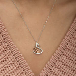 Collier pendentif en forme de cygne argenté pour femme - Cadeau tendance en laiton plaqué or sans pierre - Product Image 2
