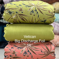 Tissu en satin japonais de luxe premium, imprimé numériquement, matière polyester douce et brillante, pour robes, gowns et sarees floraux de créateurs.