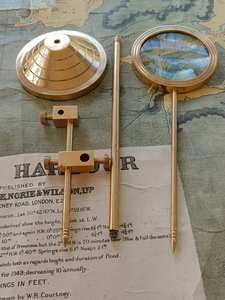 Loupe moderne en laiton écologique sur un support de table - Product Image 6