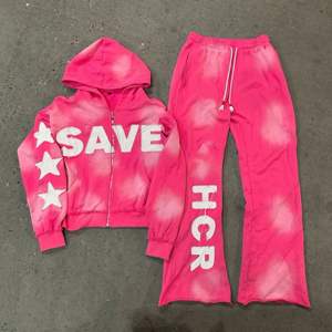 ชุดวอร์มผู้ชายแบบสองชิ้น เสื้อฮู้ดดี้และกางเกงจ็อกเกอร์ ปักลายคุณภาพสูง สไตล์วินเทจ ผ้าฟลีซฟอกสี กำลังเป็นที่นิยม - Product Image 3