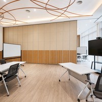 Cloison mobile pour salle de conférence d'hôtel d'affaires avec rail supérieur pour espaces de réunion flexibles