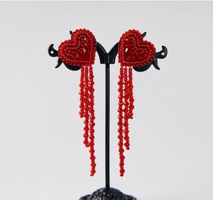 Boucles d'oreilles en forme de cœur rouge de qualité supérieure. Boucles d'oreilles longues perlées pour soirée - Product Image 2