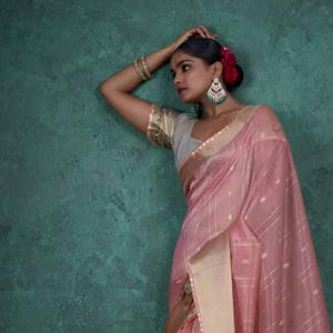 Vente en gros de paillettes en mélange de lin Tissé Pallu Saree avec chemisier contrasté et tissage de manches de travail Patta pour fête Tenue de fête - Product Image 1